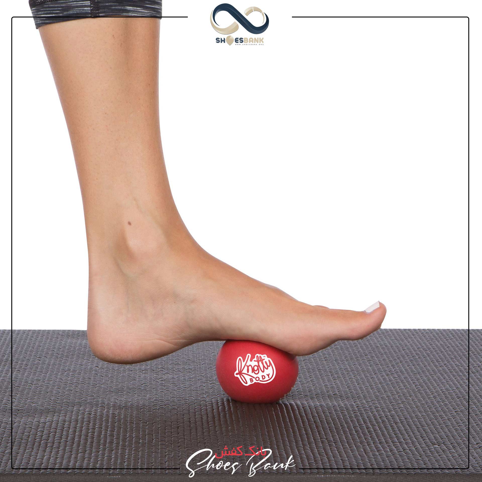 غلتاندن توپ با کف پا برای کاهش درد پاشنه پا